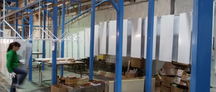 Metal parts powder coating on conveyor line